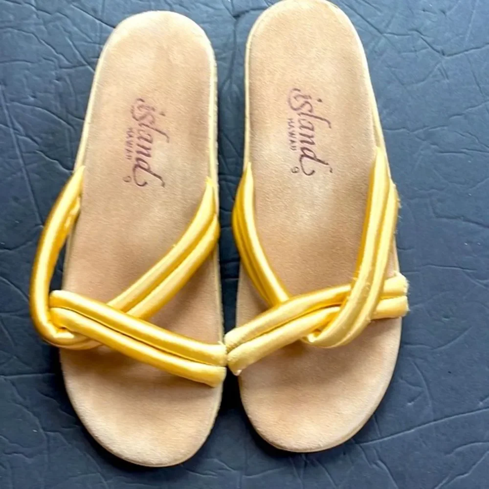 Island Hawaii Gold Fabric Puff Slide Womens Sz 9 Cushioned Slide Slippers
